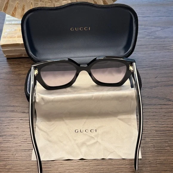 Gucci Black Women's Sunglasses - Picture 9 of 9